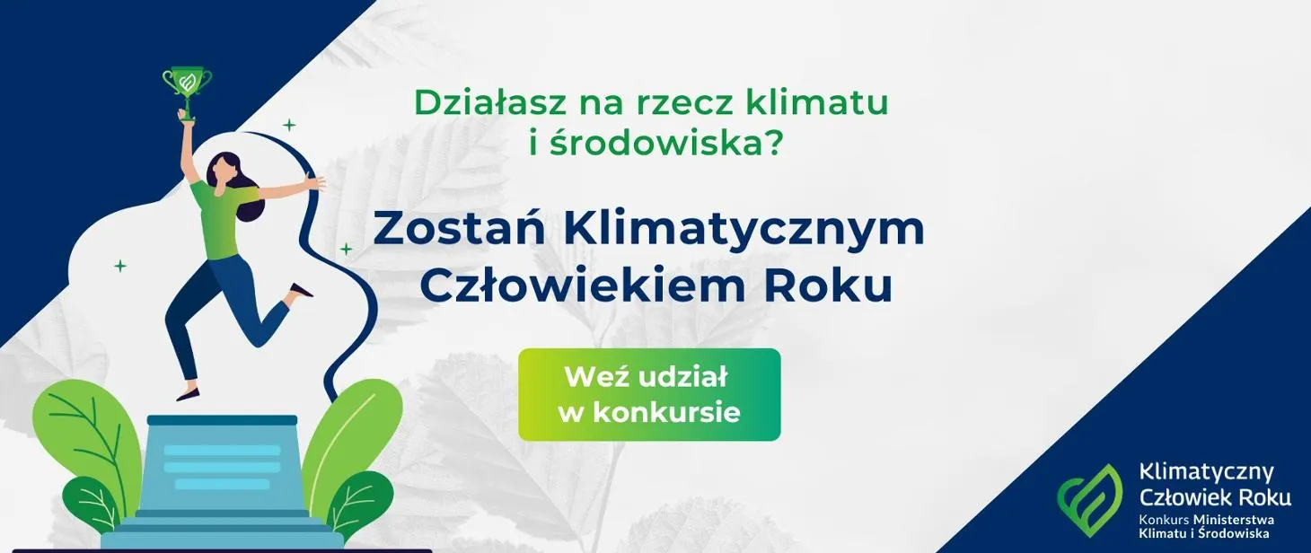 Kobieta trzymająca zielony puchar na podium oraz tekst zachęcający do udziału w konkursie „Klimatyczny Człowiek Roku” organizowanym przez Ministerstwo Klimatu i Środowiska.