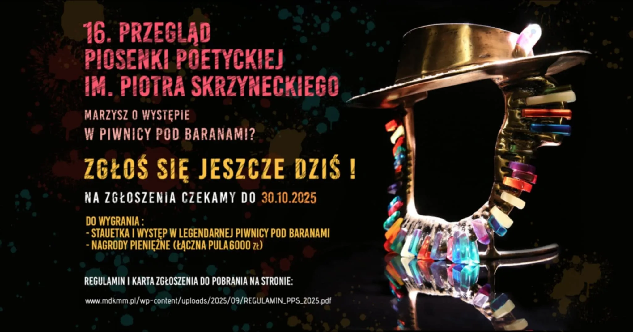 Kliknięcie powiększy obraz. Czarny plakat z kolorowymi plamami w tle, z tekstem o 16. Przeglądzie Piosenki Poetyckiej im. Piotra Skrzyneckiego. Po prawej stronie znajduje się złota statuetka w kształcie półprofilu twarzy z kapeluszem, ozdobiona kolorowymi kamieniami. Tekst zachęca do zgłaszania się na występ w Piwnicy pod Baranami z terminem zgłoszeń do 30.10.2025. Podane są nagrody: statuetka, występ oraz nagrody pieniężne 6000 zł. Na dole jest link do regulaminu i karty zgłoszeniowej.