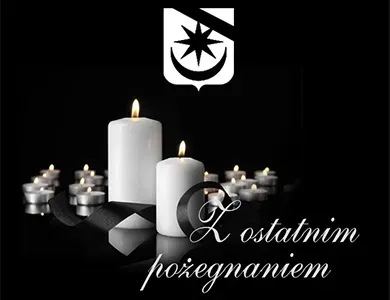 Dwa płonące białe świece otoczone kilkoma małymi świeczkami na czarnym tle z napisem „Z ostatnim pożegnaniem” i symbolem nad nimi.