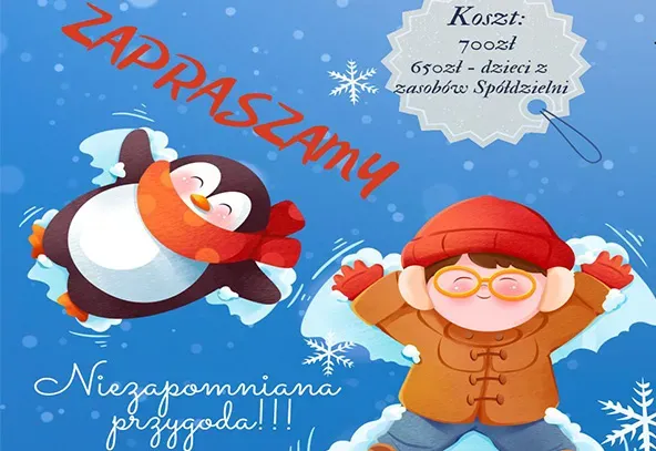Niebieskie tło z białymi płatkami śniegu. Po prawej dziecko w pomarańczowej kurtce, czerwonej czapce i rękawiczkach robi bałwana śnieżnego. Po lewej uśmiechnięty pingwin z czerwonym szalikiem robi aniołka na śniegu. Czerwony napis Zapraszamy na górze. 