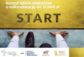 Widok z góry na buty i dłonie osoby stojącej na linii z napisem „START” na żółtym tle. Powyżej tekst informacyjny.