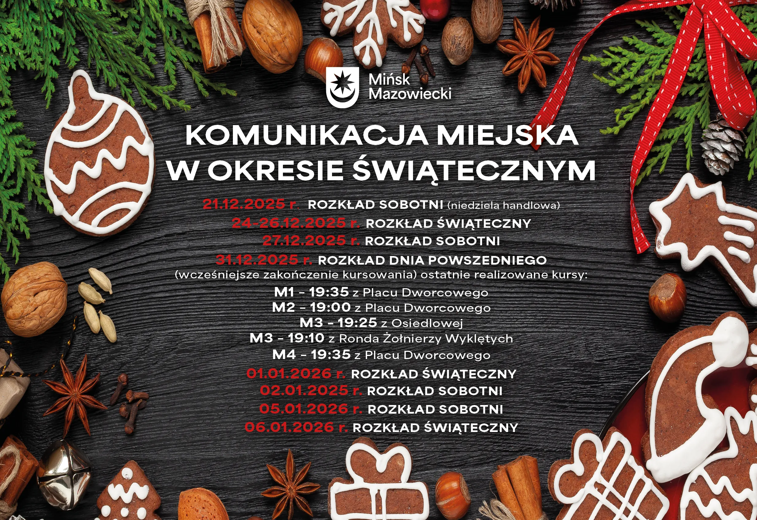 Tablica ze świątecznym rozkładem komunikacji miejskiej Mińska Mazowieckiego na tle ciemnego drewnianego blatu, wokół leżą ozdobne pierniki w kształcie choinki, bombki, prezentu i czapki Świętego Mikołaja oraz gałązki świerku, orzechy, przyprawy i czerwone wstążki. Tekst jest biały, wybrane daty i informacje wyróżnione na czerwono.