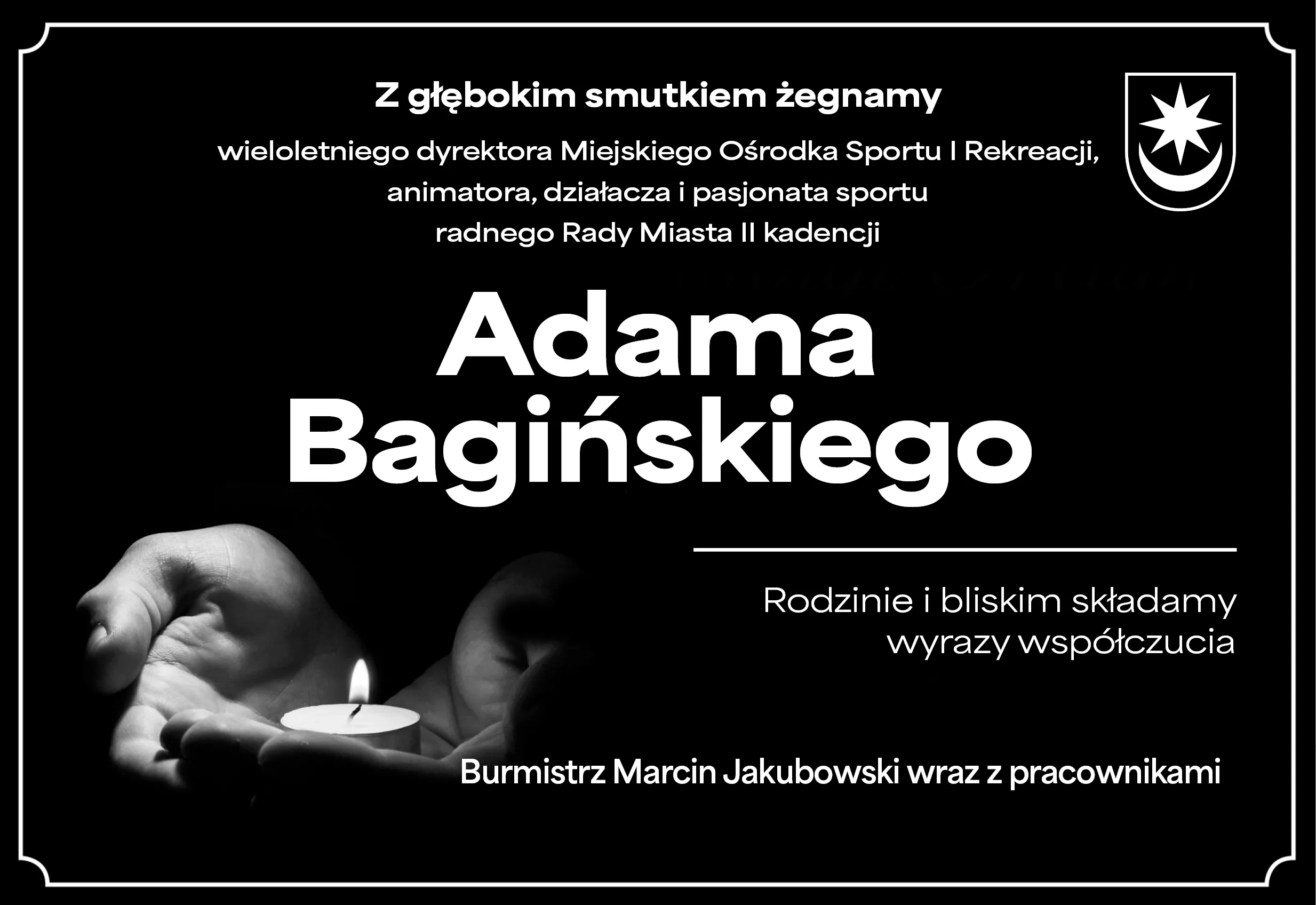 Czarne tło z białym tekstem kondolencyjnym. Po lewej stronie dłonie trzymające zapaloną świeczkę. Po prawej stronie herb miasta. Tekst zawiera wyrazy współczucia dla Adama Bagińskiego od Burmistrza Marcina Jakubowskiego i pracowników.