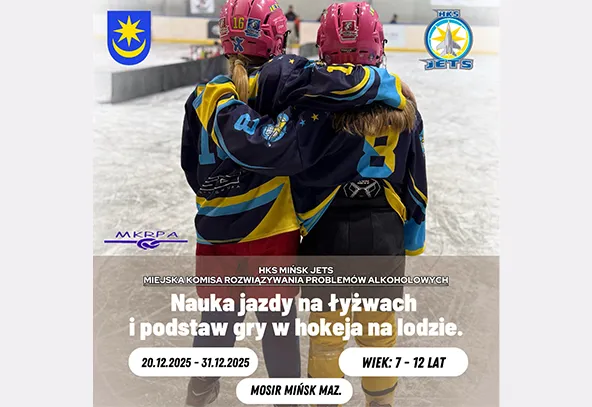 Dwoje dzieci w sprzęcie hokejowym z różowymi kaskami idzie po lodowisku, obejmując się nawzajem. Tło jasne, lodowisko. Po bokach logotypy organizacji. Na dole tekst o nauce jazdy na łyżwach i hokeju dla dzieci w wieku 7-12 lat, wraz z datami i miejscem.