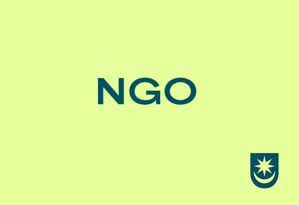Na jasnozielonym tle ciemnoniebieskie litery "NGO" oraz w prawym dolnym rogu prostokątny emblemat z ośmioramienną gwiazdą i półksiężycem.