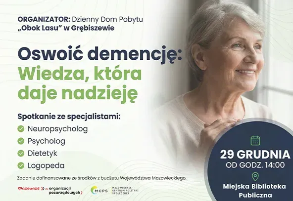 Po lewej stronie na jasnym tle tekst w kolorze czarnym i zielonym dotyczący wydarzenia. Po prawej stronie starsza kobieta patrząca przez okno, uśmiechnięta. Na dole po prawej w granatowym kole data i miejsce wydarzenia.