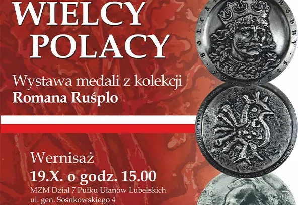 Czerwone tło z napisem dużymi białymi literami "WIELCY POLACY". Poniżej mniejszy tekst informujący o wystawie medali z kolekcji Romana Ruśplo. Po prawej stronie trzy czarno-białe medale z wizerunkami: koronowanego mężczyzny, ptaka i nieokreślonego kształtu. 
