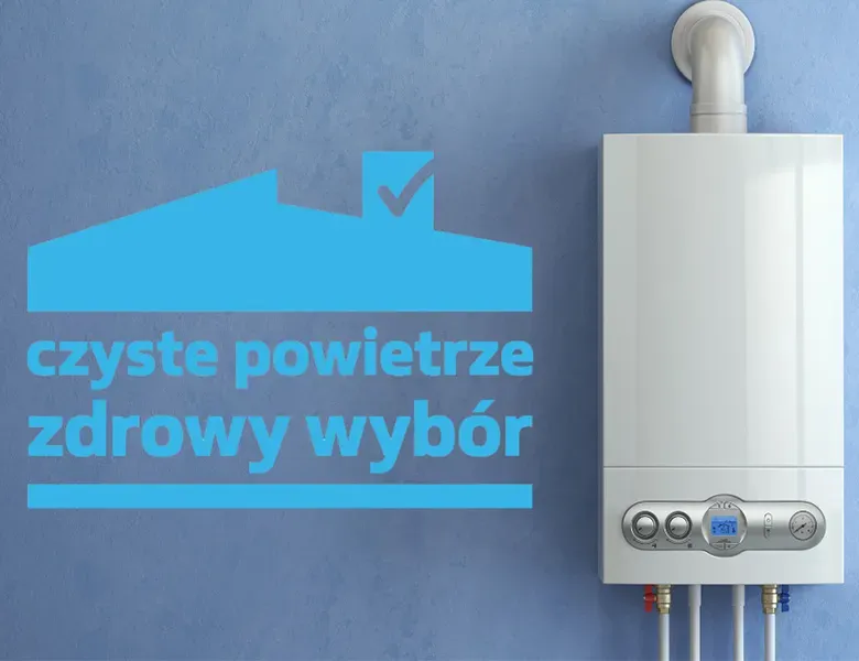 Biały kocioł gazowy zamontowany na ścianie obok niebieskiego napisu „czyste powietrze zdrowy wybór” z graficznym symbolem domu.