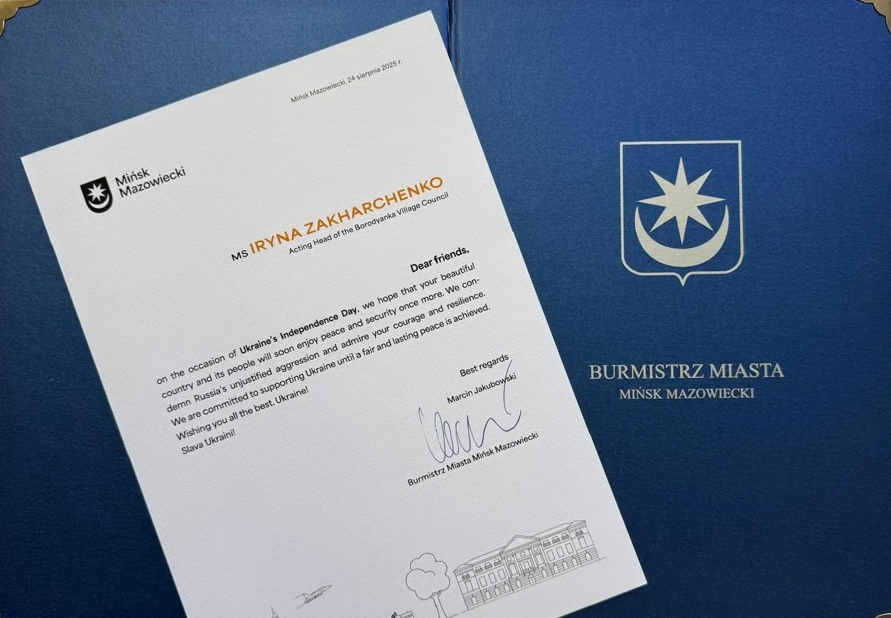 Kliknięcie powiększy obraz. List skierowany do Iryny Zacharchenko od burmistrza Mińska Mazowieckiego na niebieskim tle z herbem miasta.