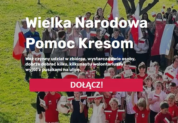 Grupa ludzi na zewnątrz na trawie, trzymających biało-czerwone flagi i transparenty. W tle drzewa i słoneczna pogoda. Tekst informacyjny o akcjach pomocy.