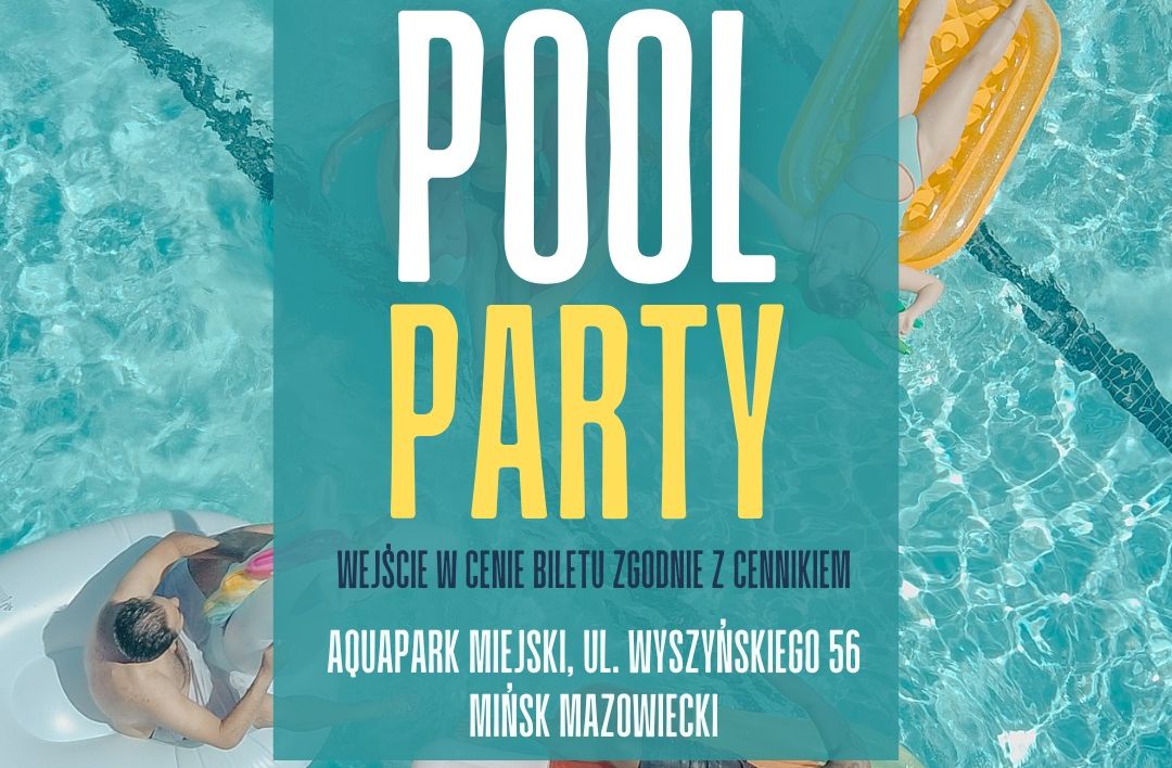 Basen z przejrzystą wodą, po lewej stronie mężczyzna na białym materacu, po prawej osoby na pomarańczowej dmuchanej platformie, na środku tekst informujący o imprezie pool party w Aquaparku Miejskim w Mińsku Mazowieckim.