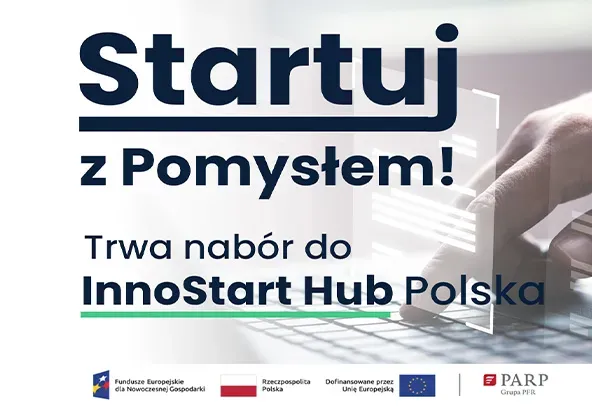 Napis "Startuj z Pomysłem, trwa nabór do InnoStart Hub Polska", na tle dłoni obsługującej laptopa.