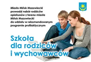 Dwie młode osoby uśmiechają się. Siedzą na podłodze i korzystają z laptopa obok tekst promujący szkolenie dla rodziców i wychowawców.