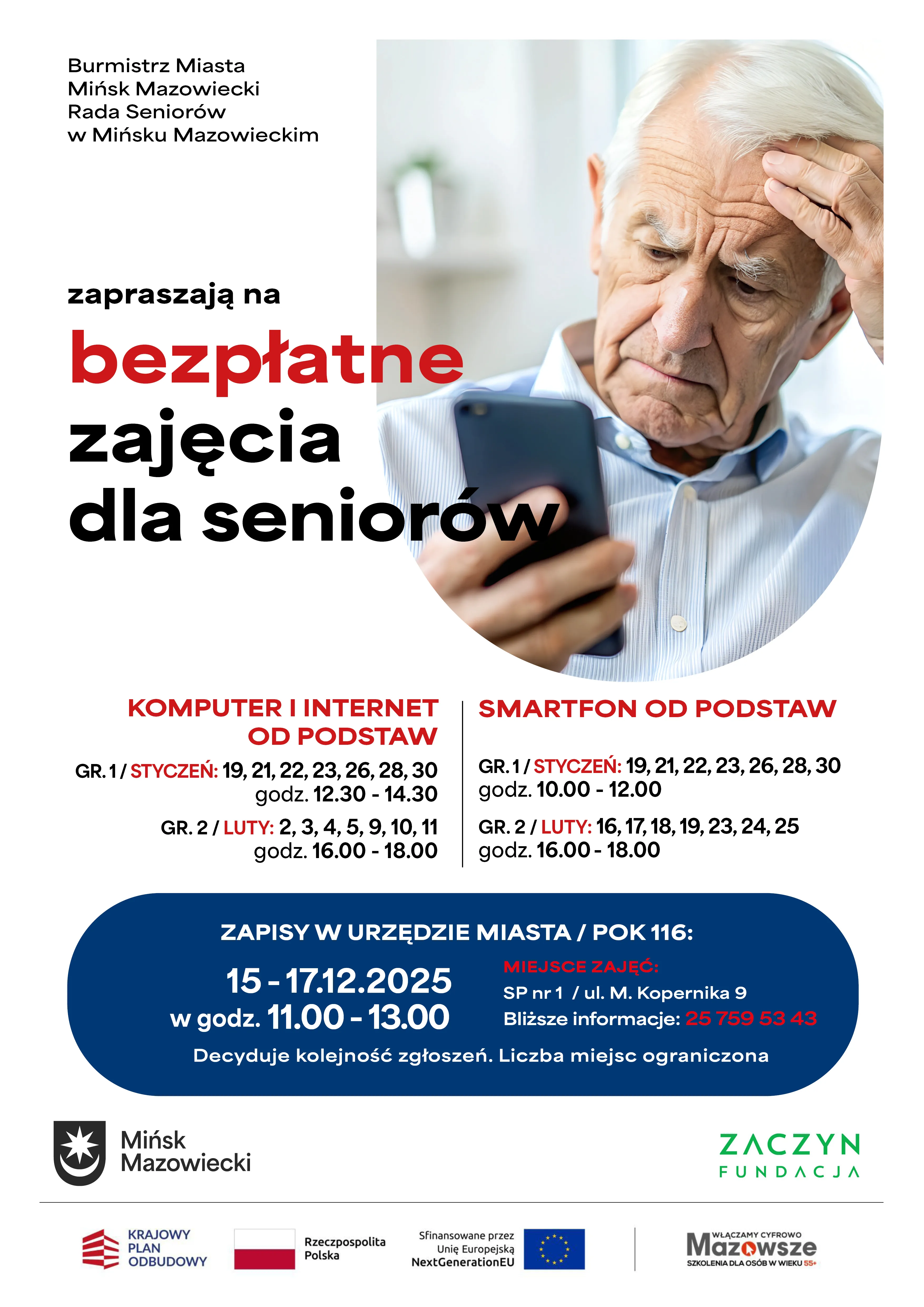 Starszy mężczyzna w jasnej koszuli trzyma smartfon i wygląda na zmartwionego. Po lewej stronie tekst zapraszający na bezpłatne zajęcia dla seniorów z komputerów, internetu i smartfonów, z podanymi datami i godzinami zajęć oraz informacjami o zapisie i miejscu prowadzenia zajęć. U dołu logotypy organizatorów i sponsorów. Tło białe.